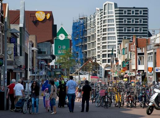Zaanstad heeft een forse verstedelijkingsopgave. Op deze foto is een drukke binnenstad van Zaandam te zien.