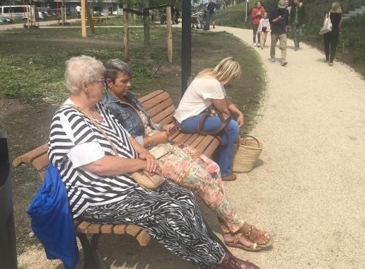 Senioren zitten op bankje bij het zeeburgereiland skatepark