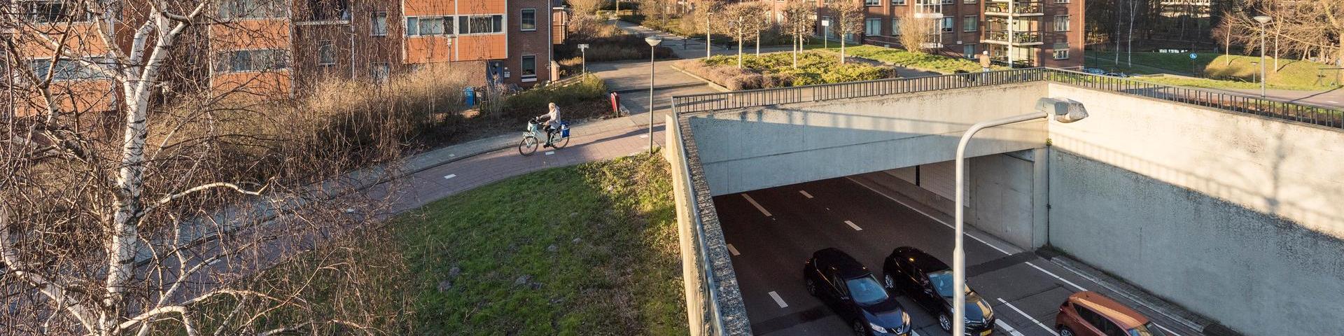 Nederland, Zuid Holland, Leidschandam-Voorburg, Sijtwendetunnel weg N14. De tunnel bestaat uit 3 delen: de Vliettunnel onder de Vliet, de Parktunnel onder bebouwd gebied, woonwijk, en de Spoortunnel onder de spoorlijk Aen Haag. Op demsterdam-D foto de parktunnel oostzijde