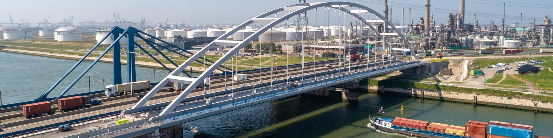 In mei 2021 is de tijdelijke Suurhoffbrug naast de bestaande Suurhoffbrug geplaatst. De Suurhoffbrug is de toegangspoort tot de Maasvlakte. 